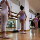 Nella sala prove osserviamo una decina di piccole danzatrici di classica con le scarpette e i tut� rosa e lilla. Hanno dai quattro ai sei anni e si muovono leggiadre, appoggiandosi prima alla sbarra...